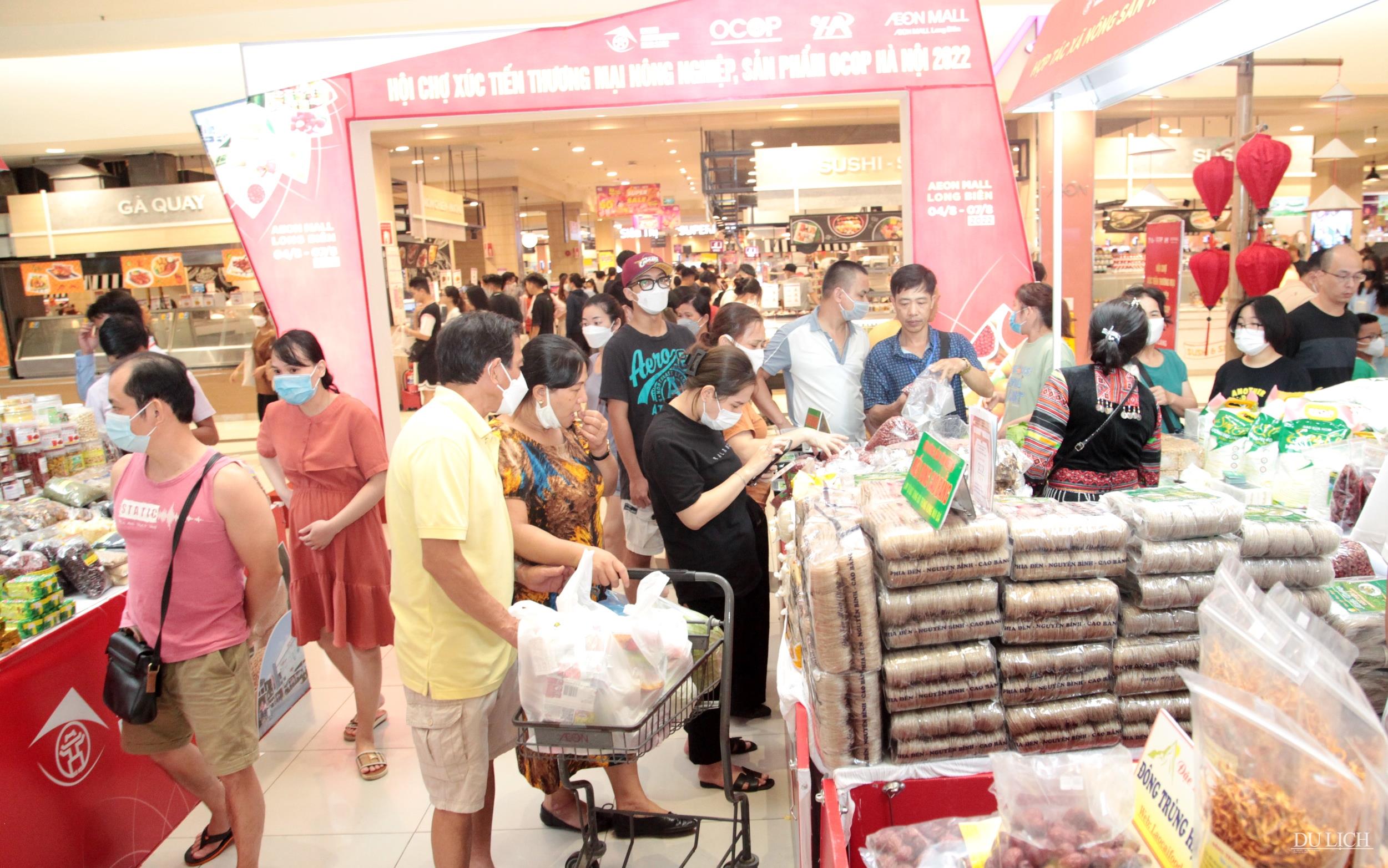 Người dân và du khách tham quan tìm hiểu sản phẩm tại Hội chợ Xúc tiến thương mại nông nghiệp, sản phẩm OCOP Hà Nội năm 2022 ở AEON MALL Long Biên